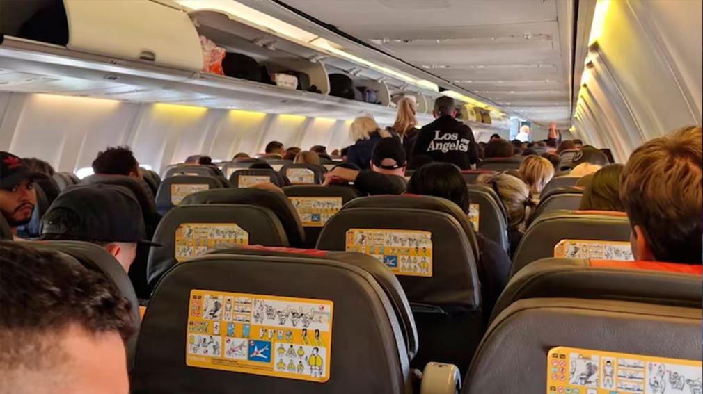 Piloto con 300 personas a bordo debió retornar al aeropuerto por un pasajero violento