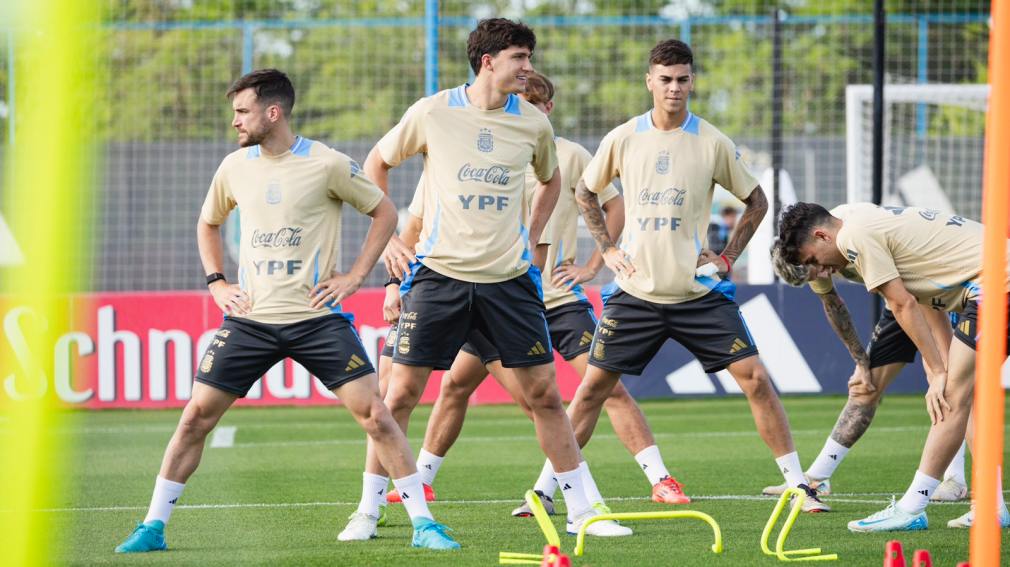 Última práctica de la Selección Argentina: Scaloni meterá dos cambios de cara al choque con Perú