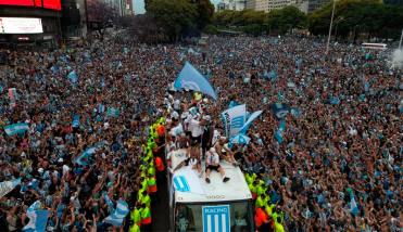 Racing sigue de fiesta: el impactante recibimiento a los campeones en el Obelisco