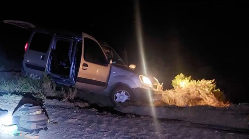 Arrojaron dos mochilas y abandonaron su auto tras ser descubiertos llevando 42 “ladrillos” de cocaína