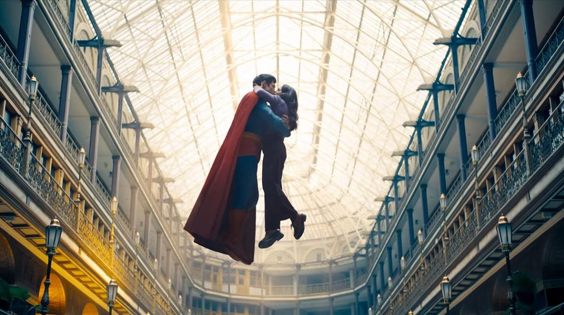 El beso de Superman fue censurado en India y genera críticas entre fans y la comunidad cinematográfica