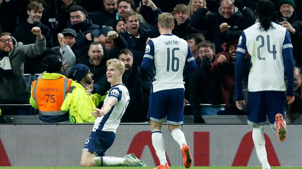 Tottenham golpeó sobre el final, venció al Liverpool y tomó ventaja en la serie