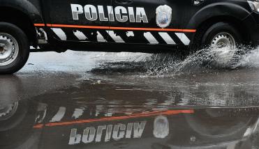 Se tiró al río cuando fue sorprendido golpeando a su pareja