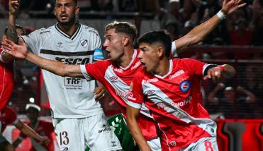 Sobre la hora, Argentinos Juniors golpe y se qued con el clsico ante Platense