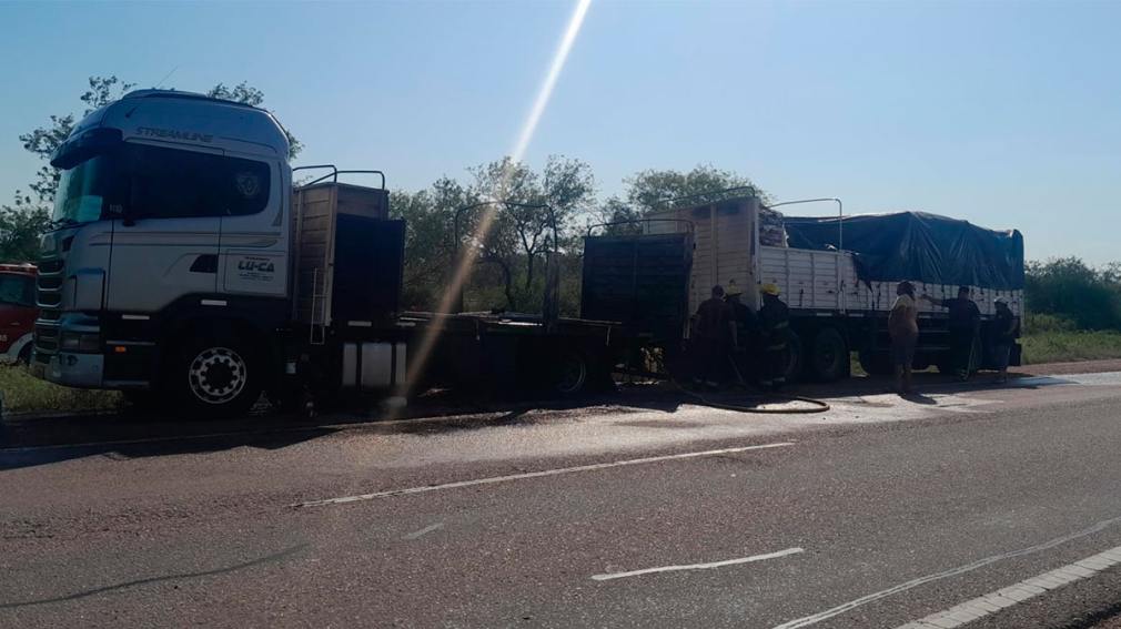 Un camión sufrió un incendio en plena marcha sobre Ruta 34