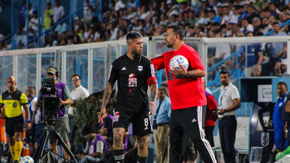 Deportivo Riestra goleó a Atlético Tucumán y se acomodó como escolta