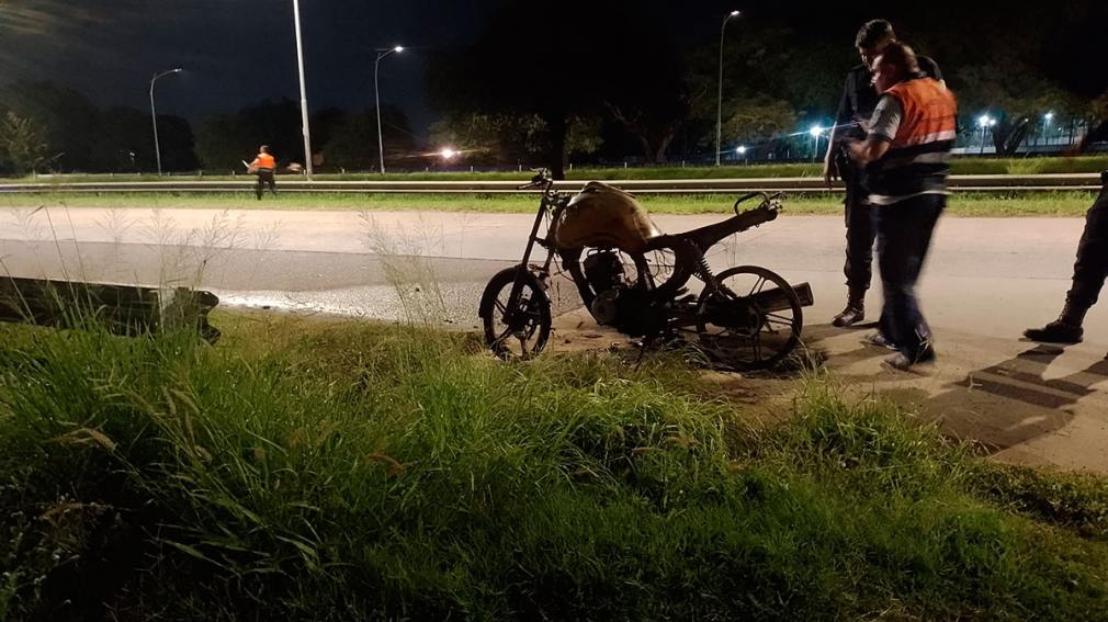 Su motocicleta fue consumida por las llamas mientras corría picadas en la autopista