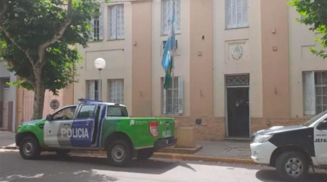 Una mujer policía escondió su arma en el horno de su casa y explotó