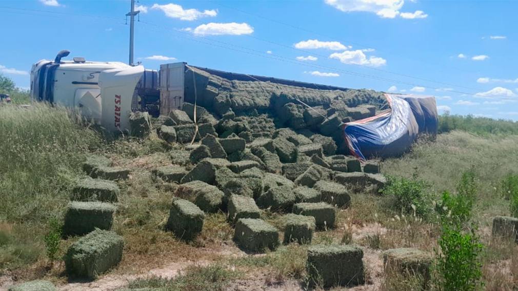 Un camión con alfalfa volcó sobre la Ruta 34 y el conductor terminó hospitalizado