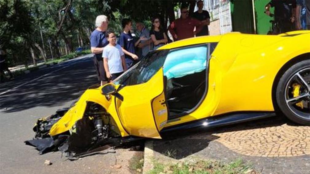Millonario choque: empleado de una concesionaria destrozó un Ferrari 0km