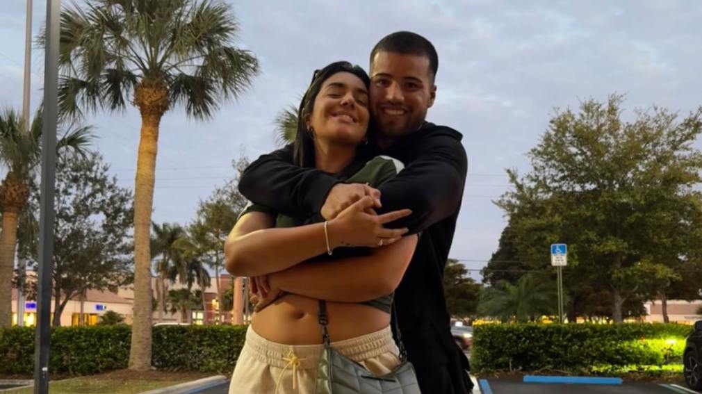 Ángela Leiva sorprendió en pleno show y dejó entrever su casamiento con Marcelo Weigandt