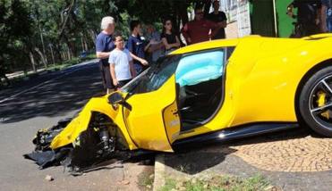 Millonario choque: empleado de una concesionaria destrozó un Ferrari 0km