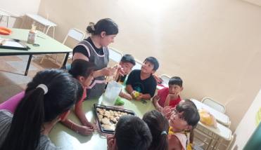 Continúan con gran éxito las clases de cocina infantil en Colonia El Simbolar