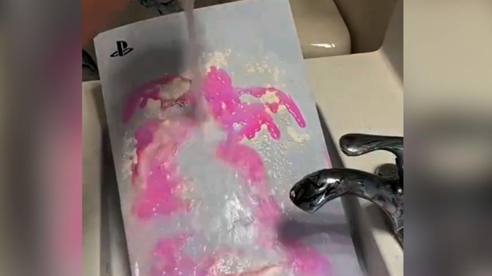 Quiso darle una sorpresa a su novio y le limpió la Play 5 con un particular método