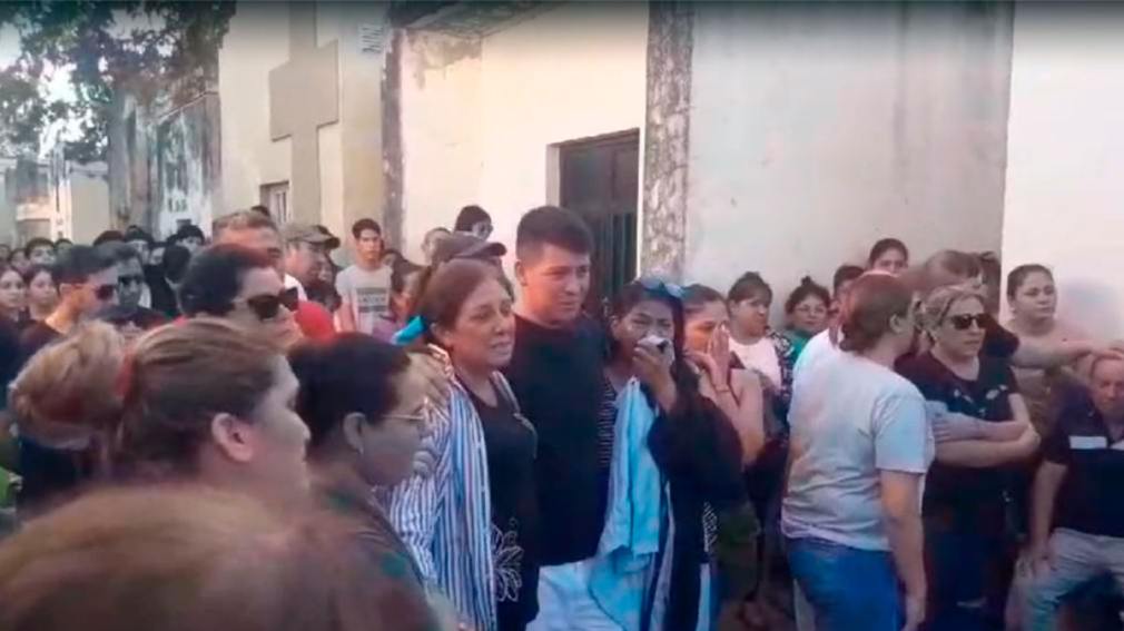 Entre bailes y llantos: emotivo último adiós al joven de la comparsa Profecía que murió en Quimilí
