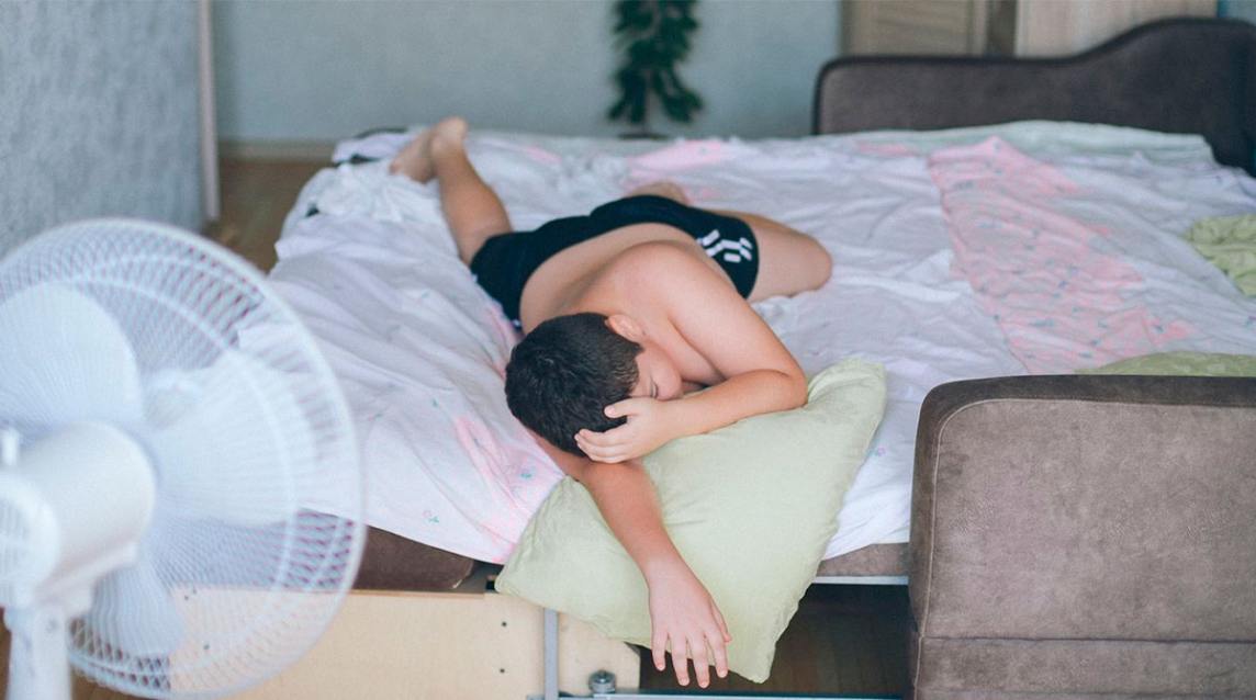 Cómo mantenerte fresco al dormir en noches de calor sin aire acondicionado