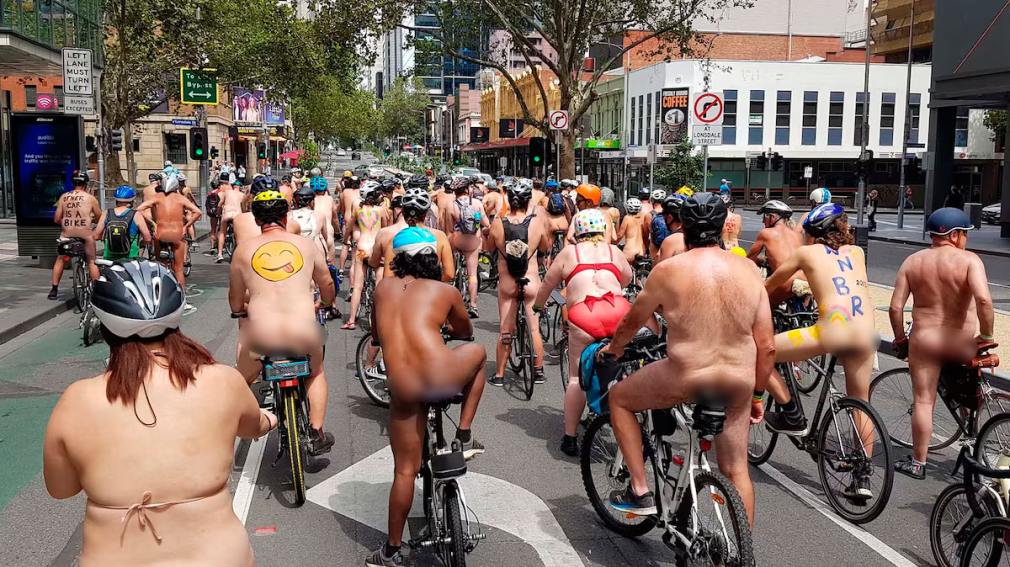 Ciclistas desnudos recorrerán una ciudad de Australia en una protesta por la movilidad sustentable