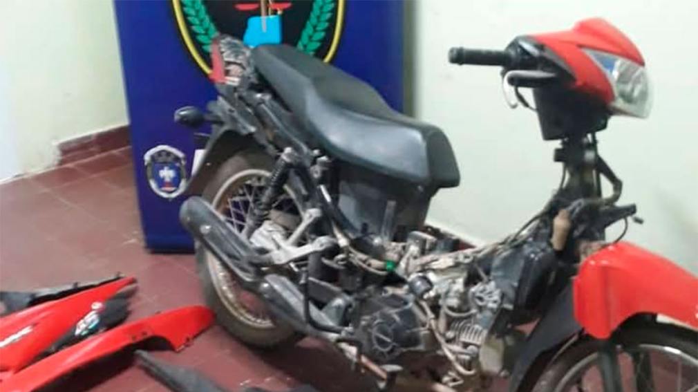 La policía logró recuperar una moto robada y desarmada en una vivienda de Quimilí