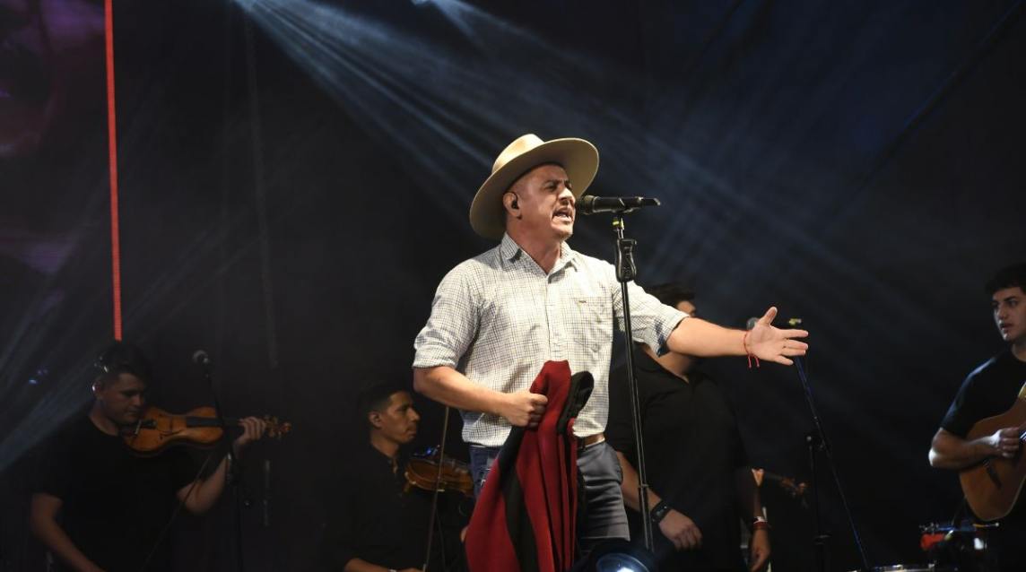 Éxito total en el Festival del Artesano en Villa Ojo de Agua: miles de almas colmaron la primera noche