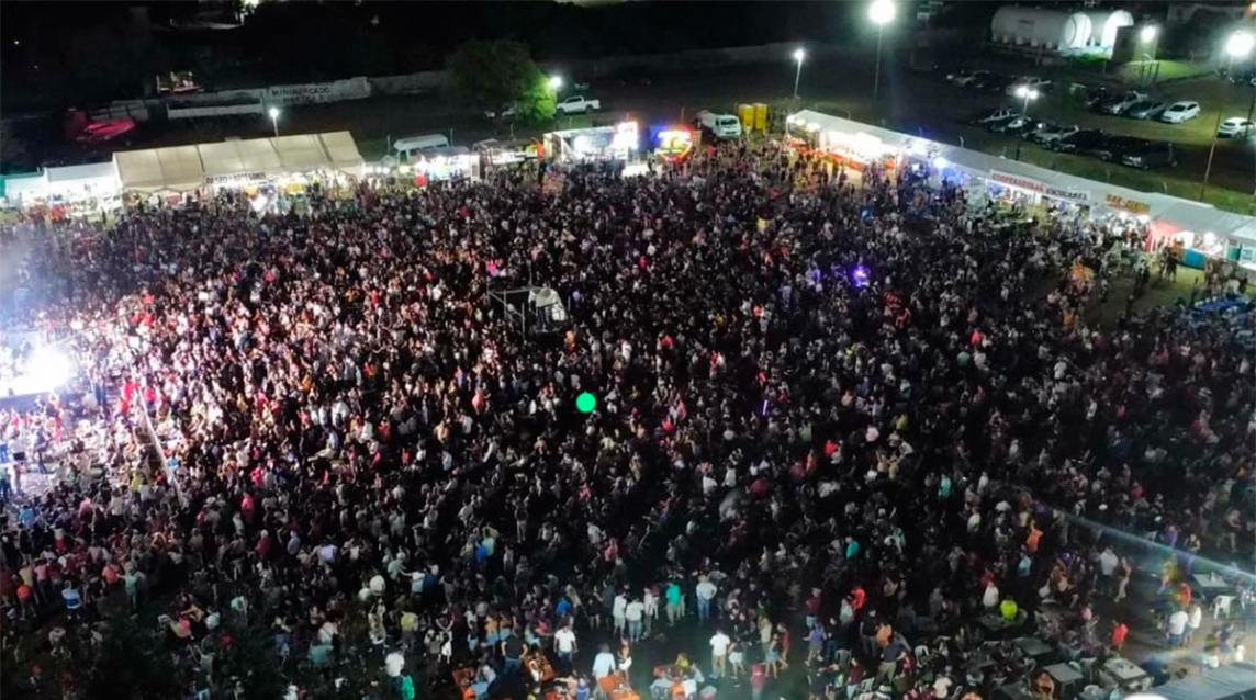 El Festival Nacional del Artesano tuvo una noche brillante con Orellana Lucca, pero la lluvia interrumpió la velada