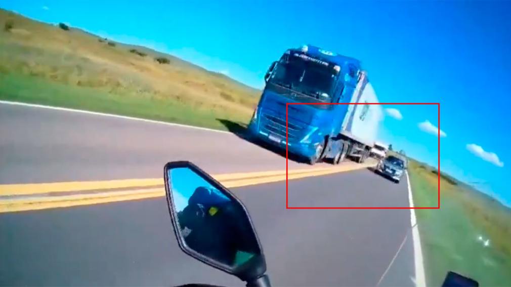 Motociclista se salvó de ser embestido por un conductor imprudente al pasar a un camión