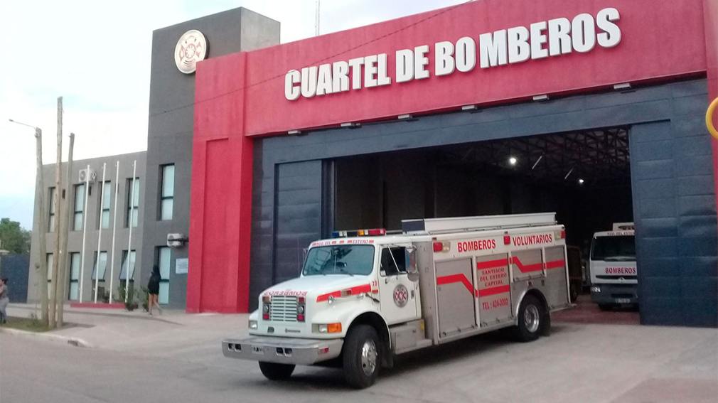 Bomberos voluntarios de Santiago reciben donaciones para ayudar a Bahía Blanca