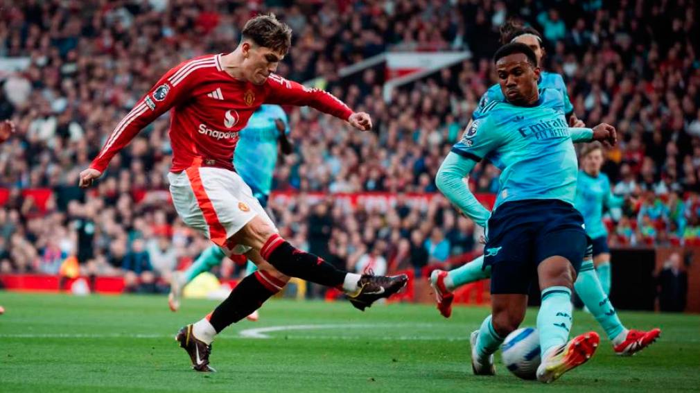 Manchester United no pudo sostener la ventaja y terminó empatando con Arsenal