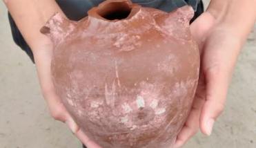 Salavina: cavaba un pozo y encontró una vasija precolombina en perfecto estado