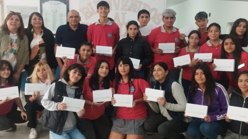 Alumnos del Colegio Secundario San Ramón recibieron nuevas tablets