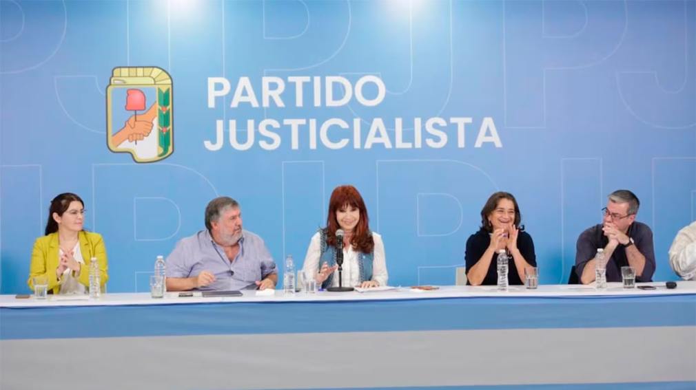 Cristina Kirchner convocó al PJ a una reunión de urgencia este martes para debatir el acuerdo con el FMI