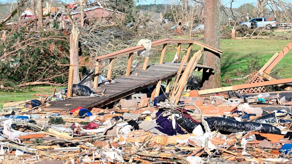 EE.UU.: el temporal de tornados e incendios ya dejó 39 muertos