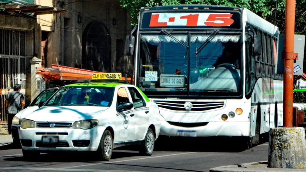 Malestar en los usuarios por el paro de colectivos de la línea 15 y 116