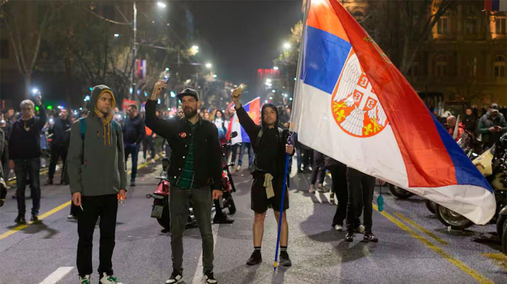 Denuncian que el gobierno serbio usó un arma sónica para dispersar manifestantes