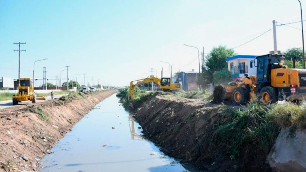Obras Públicas de la Capital trabaja en el despeje y limpieza de los desagües del sur de la ciudad