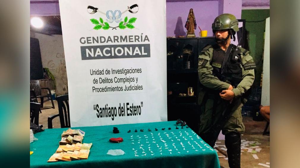 Detienen a dos personas e incautan gran cantidad de dosis de cocaina y más 700 mil pesos