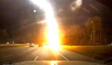 Dramático video: por segundos se salvó de que un rayo impactara contra su camioneta