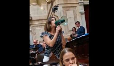 “Trabajo para Javier Milei, no para usted”: Marcela Pagano usó un megáfono para gritarle a Martín Menem