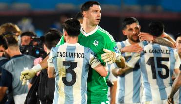 El gesto del Dibu Martínez por el golazo de Thiago Almada a Uruguay