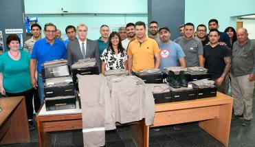 La  Capital entregó uniformes al personal de Estudios y Proyectos