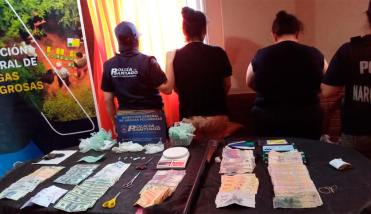 Secuestraron dólares, armas y drogas en operativo contra banda narco en Villa Atamisqui
