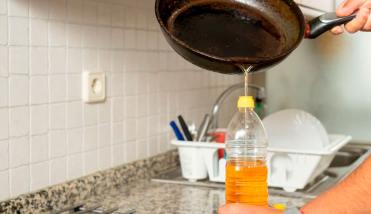 El reciclaje de aceite usado ayuda a proteger el agua y el ambiente