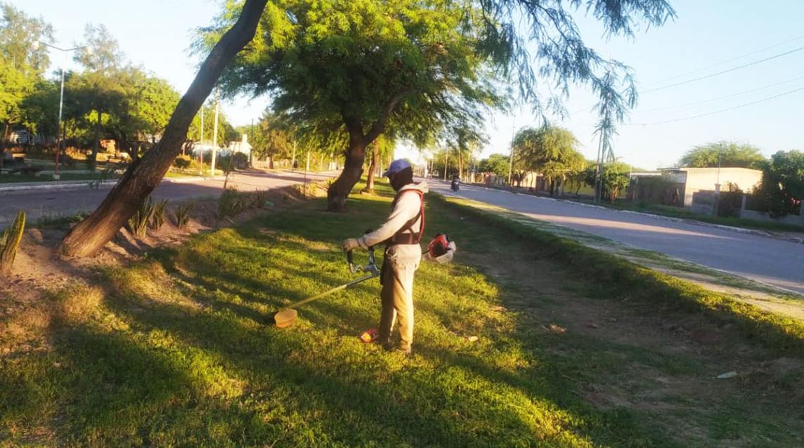 Personal municipal ejecuta un operativo de limpieza en el casco urbano de Colonia El Simbolar