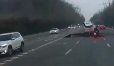 Seúl: un motociclista cayó en un inmenso agujero que se abrió en una avenida