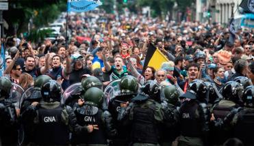 Tensión en el Congreso por otra marcha de jubilados: intento de corte y aplicación del protocolo antipiquetes