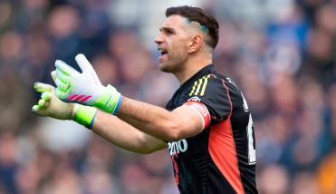 Dibu Martínez, capitán y figura en la clasificación de Aston Villa a semifinales de la FA Cup