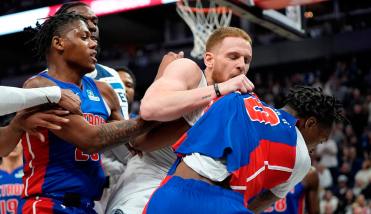 A las piñas en la NBA: siete expulsados en Timberwolves vs. Pistons, incluido un argentino