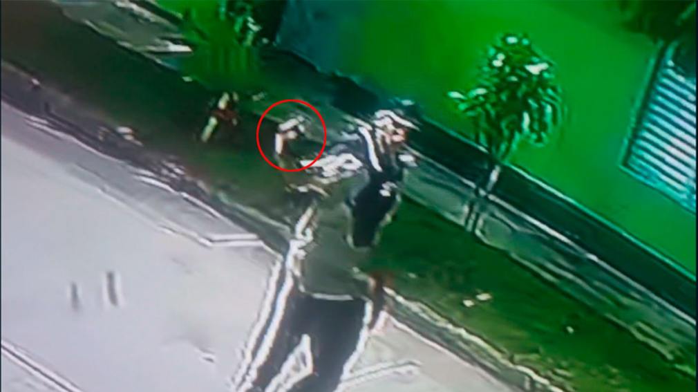 Frustrado robo: delincuente realizó ofensivo gesto al pasar frente a una cámara de seguridad