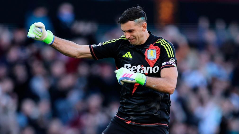 Aston Villa, con Dibu Martínez como capitán, se impuso sobre el Nottingham Forest