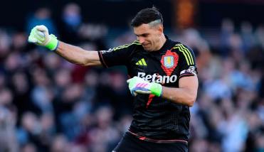Aston Villa, con Dibu Martínez como capitán, se impuso sobre el Nottingham Forest