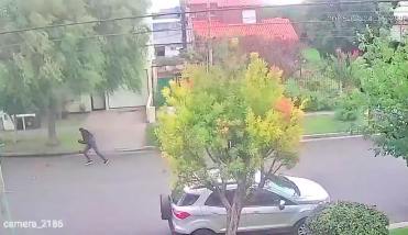 Terror en Mar del Plata: le pegaron a una menor y dispararon al aire para robarle el celular